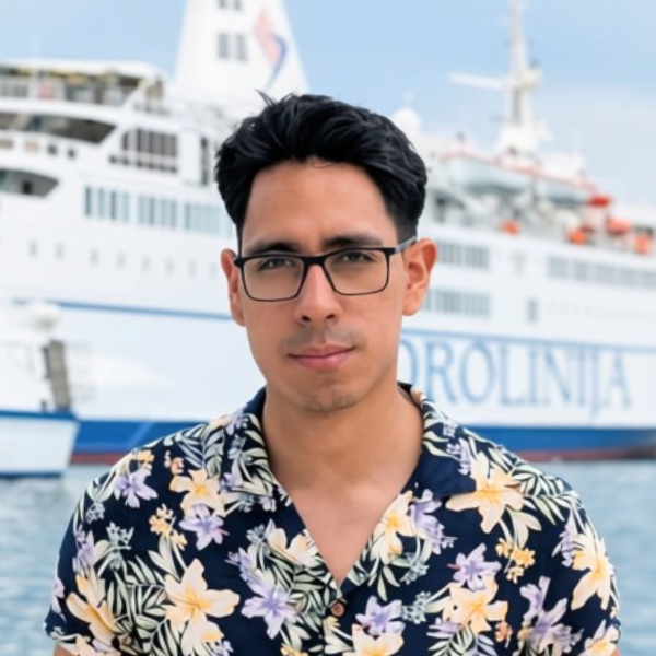 Juan Sebastián Forero con gafas y camisa de flores junto al mar